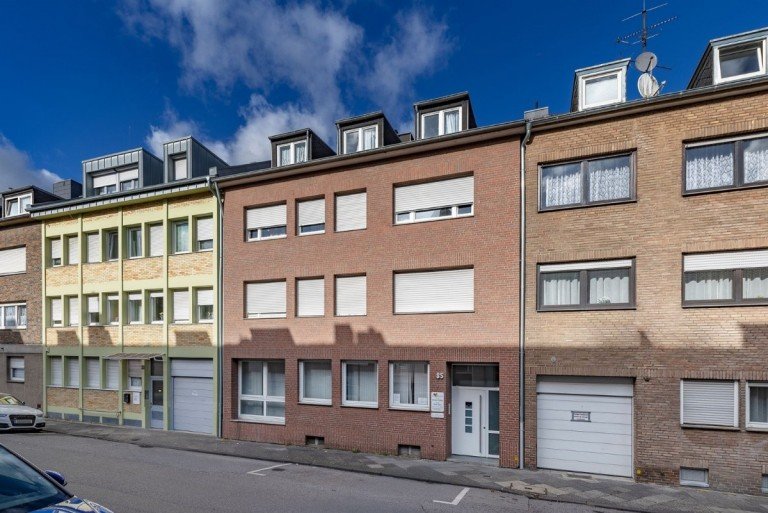 Gebäudefront Mönchengladbach - Rheydt Wohn- / Gesch�ftshaus Vollvermietetes Wohn- und Geschäftshaus mit Arztpraxis – ca. 5,8 % Bruttomietrendite