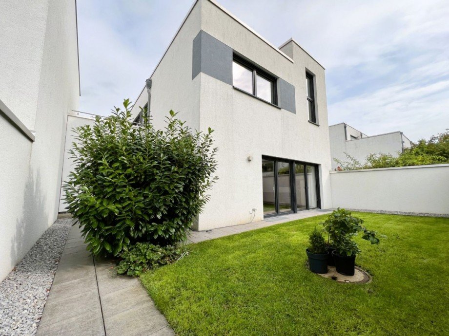 Rückansicjht mit Garten Einfamilienhaus Neuss