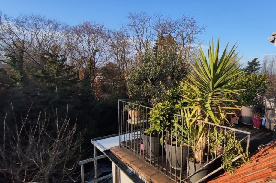 Blick aus dem Dachfenster zur Terrasse Maisonettewohnung D�sseldorf