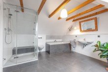 Bad im Spitzboden VERKAUFT: Haus-im-Haus: Individuelle Dachgeschoss Maisonette-Wohnung im Zooviertel/D�sseltal - ca. 140 m2