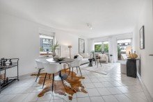 Wohn-/Esszimmer 2-Zimmer Wohnung direkt am Grafenberger Wald auf Parkgrundstück