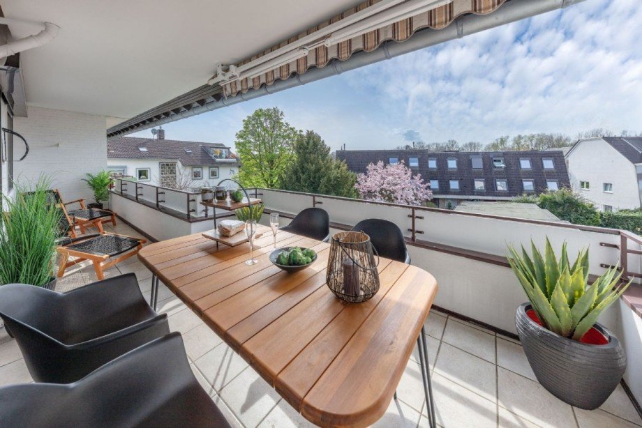 großer Sonnenbalkon Etagenwohnung Düsseldorf