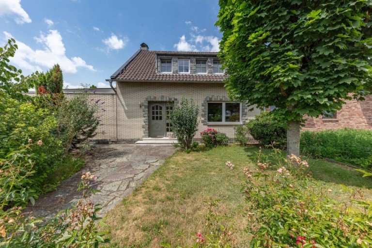 Vorderansicht mit Eingang Rommerskirchen - Hoeningen Einfamilienhaus VERKAUFT: 5-Zimmer-Haus mit zusätzlichem Atelier und großem, idyllischem Garten in Rommerskirchen-Hoeningen