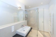 Duschbad VERMIETET: Pandion Le Grand: Traumhaft möbliert wohnen mit Concierge, Stellplatz, Gym, Sauna und Weitblick