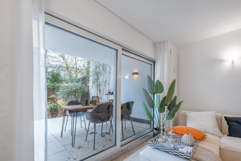 Wohnzimmer mit Ausgang zur Terrasse Düsseldorf - Pempelfort Erdgeschosswohnung VERKAUFT: Wohnung mit Gartenidylle - 72 m2 Lebensqualität direkt am Hofgartenpark