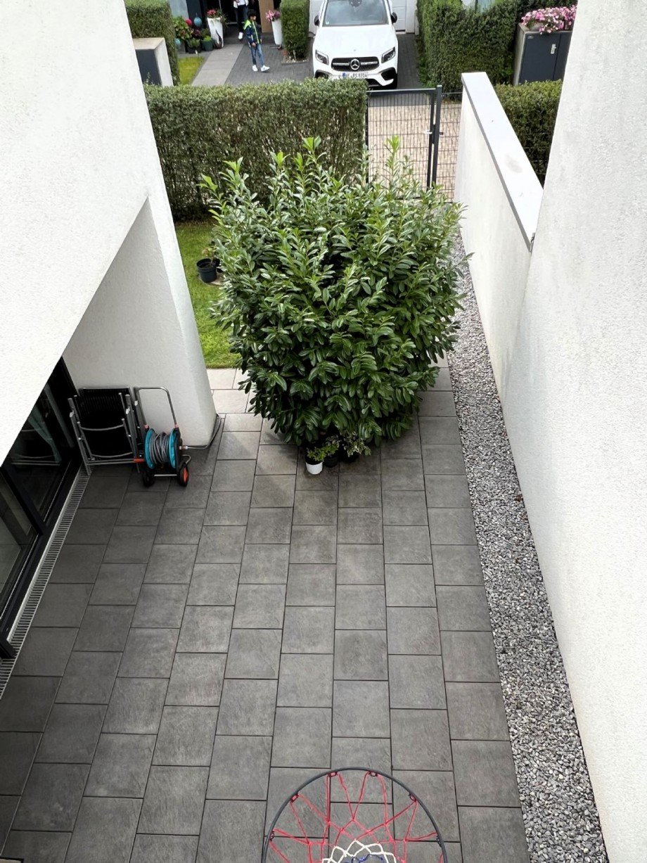 Blick zur unteren Terrasse Einfamilienhaus Neuss