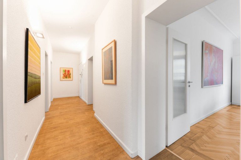 Diese sehr sch�ne, ca. 105 m2 gro�e Eigentumswohnung befindet sich auf der 1. Etage eines 5 geschossigen Hauses auf der ...