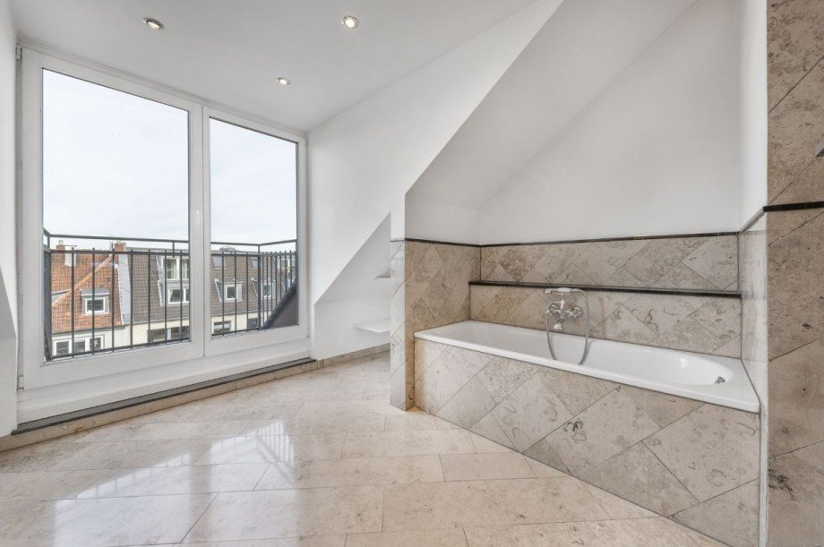 Bad mit Fenster und Balkon Etagenwohnung Düsseldorf