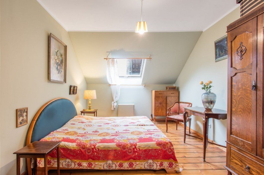 Schlafzimmer mit altem Dielenboden Dachgeschosswohnung D�sseldorf
