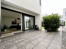 Terrasse Erdgeschoss VERMIETET: Neuwertiges, freistehendes Energieeffezienzhaus in Neuss - perfekt für die Familie
