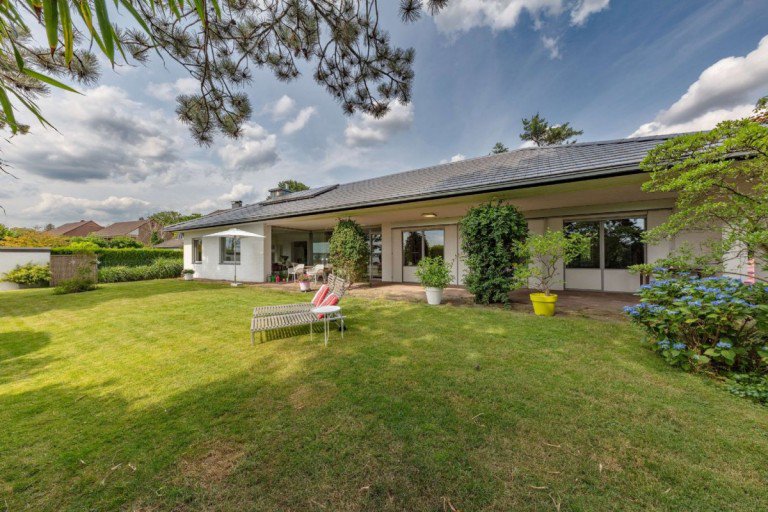 Vorderansicht Krefeld - Forstwald Einfamilienhaus VERKAUFT: Stilvoller Bungalow auf traumhaftem Grundstück in Krefeld-Forstwald