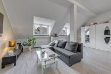 Wohnzimmer Dachgeschoss-Wohnung Vollvermietetes Wohn- und Geschäftshaus mit Mietsteigerungspotenzial