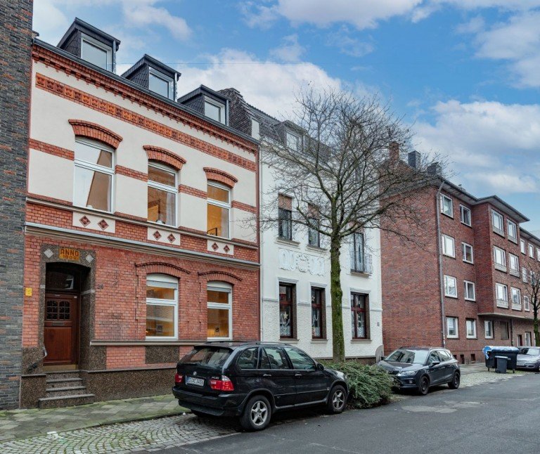 Haus_straße Düsseldorf - Eller Stadthaus VERKAUFT: Stilvolles, historisches Stadthaus in Alt-Eller mit 180 m2 und 7 Zimmern