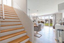 Aufgang 1. OG VERKAUFT: DHH perfekt f�r Familien: Neubau, 165 m2, 5 Zi., 10 min zur Stadt und 10 min zum Unterbacher See