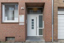 Hauseingangstüre Vollvermietetes Wohn- und Geschäftshaus mit Arztpraxis – ca. 5,8 % Bruttomietrendite