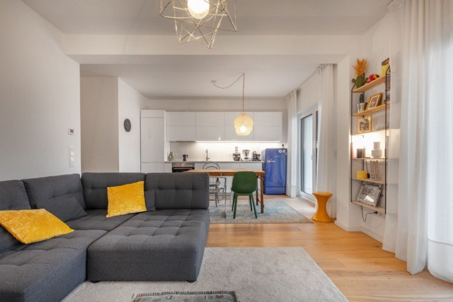 Wonzimmer mit Blick zur Küche Etagenwohnung Düsseldorf