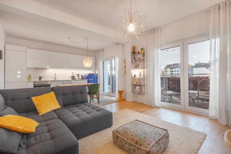 Wohnzimmer mit Blick auf die Terrasse Düsseldorf - Unterbilk Etagenwohnung VERKAUFT: Super zentral, top moderne 3-Zi. Wohnung mit traumhaftem Balkon aus 2017