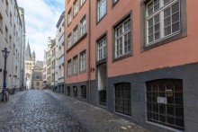 Hausfassade VERKAUFT: Wohnung in historischem Gebäude der Kölner Altstadt, direkte Nähe zum Rheinufer