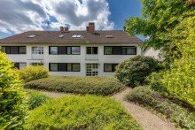 Gebäudefront Entspanntes Wohnen nah am See: Sehr schönes, helles Zuhause in Düsseldorf-Unterbach
