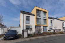 Vorderansicht Haus VERKAUFT: DHH perfekt f�r Familien: Neubau, 165 m2, 5 Zi., 10 min zur Stadt und 10 min zum Unterbacher See