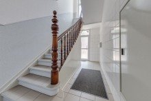 Gebäudeeingang / Hausflur Vollvermietetes Wohn- und Geschäftshaus mit Mietsteigerungspotenzial