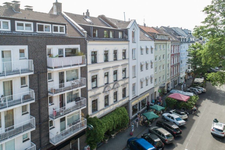 Diese sch�ne Maisonette-Wohnung befindet sich im 4. OG eines 4-geschossigen Altbaus mit stilvoller Gr�nderzeitfassade in ...