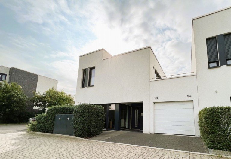 Vorderansicht Neuss - Stadionviertel Einfamilienhaus VERMIETET: Neuwertiges, freistehendes Energieeffezienzhaus in Neuss - perfekt für die Familie
