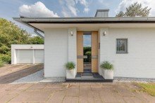 Hauseingang VERKAUFT: Stilvoller Bungalow auf traumhaftem Grundstück in Krefeld-Forstwald