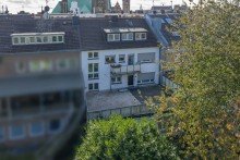 Rückseite Gebäude Vollvermietetes Wohn- und Geschäftshaus mit Arztpraxis – ca. 5,8 % Bruttomietrendite