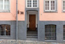 Hauseingang VERKAUFT: Wohnung in historischem Gebäude der Kölner Altstadt, direkte Nähe zum Rheinufer