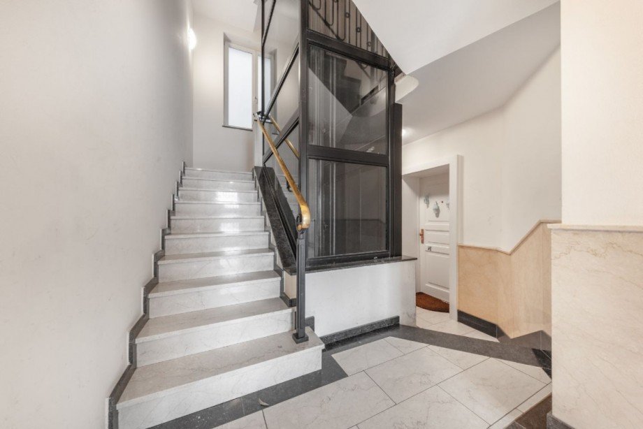 Hausflur mit Aufzug Etagenwohnung Düsseldorf