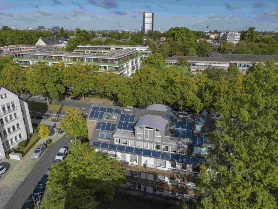 Gebäuderückseite mit PV-Anlage Etagenwohnung Düsseldorf