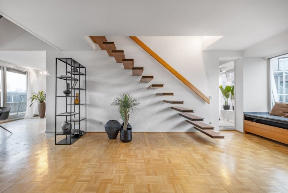 Treppe zur oberen Ebene Etagenwohnung Düsseldorf