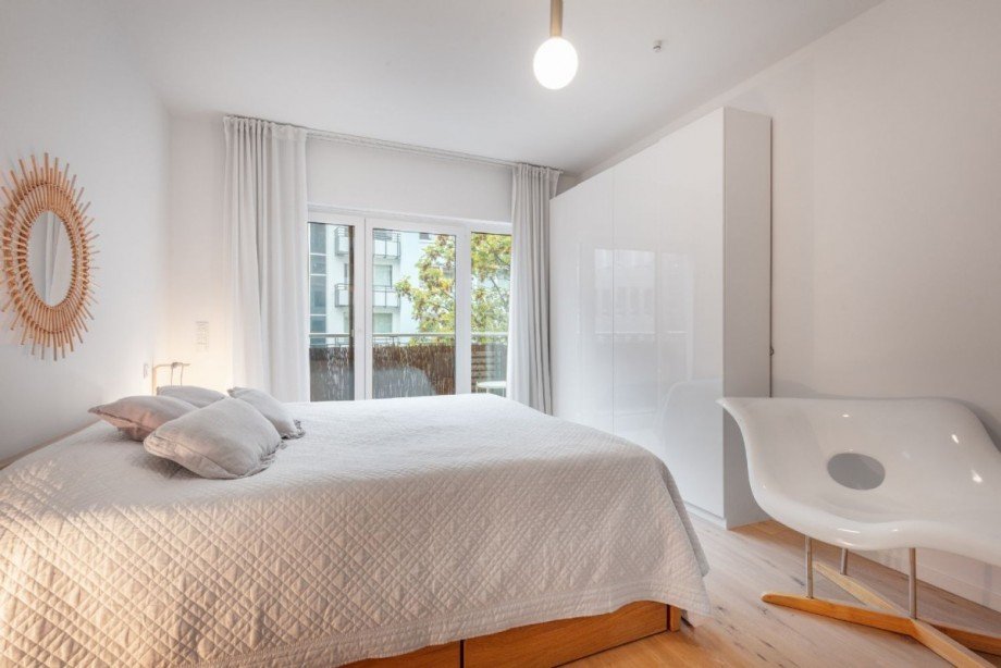 Schlafzimmer mit Ausgang zum Balkon Etagenwohnung Düsseldorf