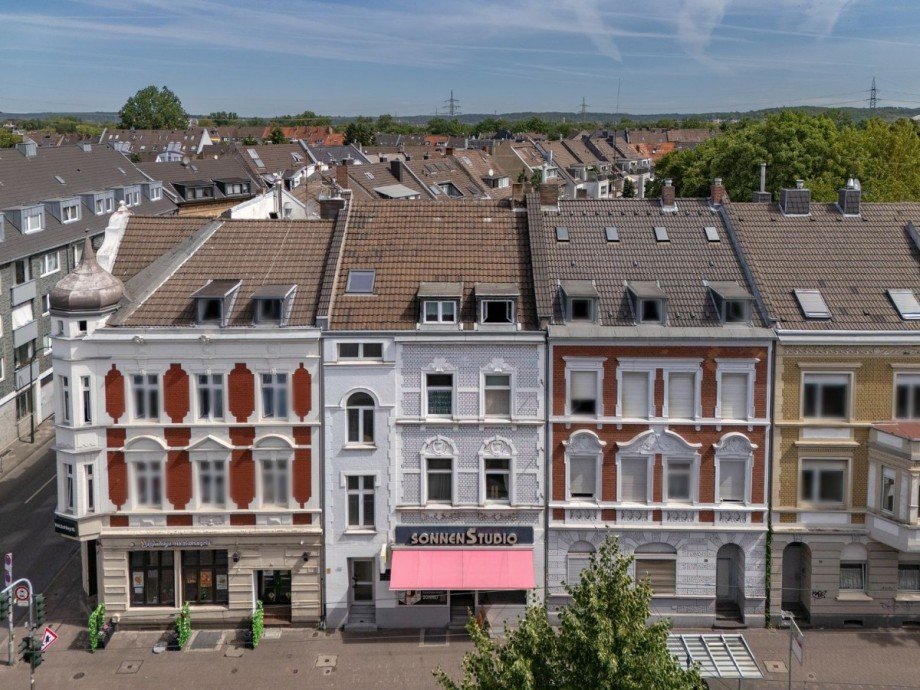 Frontseite in der Gebäudezeile Wohn- / Gesch�ftshaus Düsseldorf