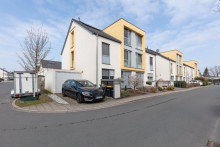 Hausfront VERKAUFT: DHH perfekt f�r Familien: Neubau, 165 m2, 5 Zi., 10 min zur Stadt und 10 min zum Unterbacher See