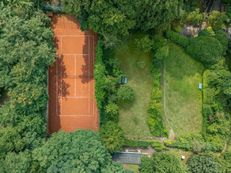 Blick von oben auf den Park u Tennisplatz Etagenwohnung Düsseldorf