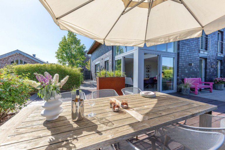 Terrasse Jüchen Einfamilienhaus VERKAUFT: Exklusives und energieeffizientes Architektenhaus in Jüchen