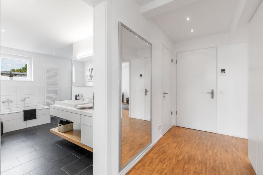 Diele mit Zugang zum Bad Etagenwohnung D�sseldorf
