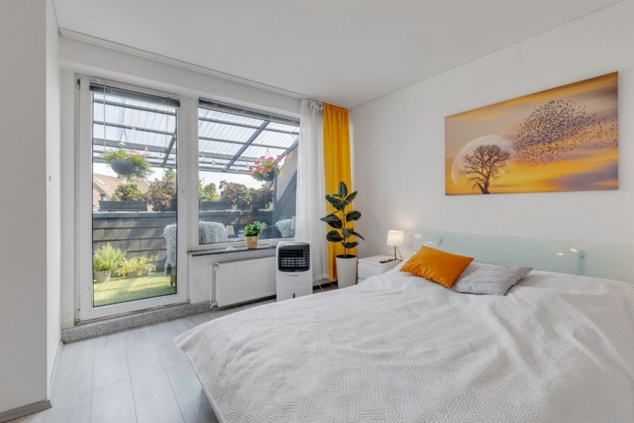 Schlafzimmer mit Balkon Dachgeschoss-Wohnung Wohn- / Gesch�ftshaus Düsseldorf