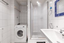 Bad mit Waschmaschinenanschluss VERKAUFT: Wohnung in historischem Gebäude der Kölner Altstadt, direkte Nähe zum Rheinufer