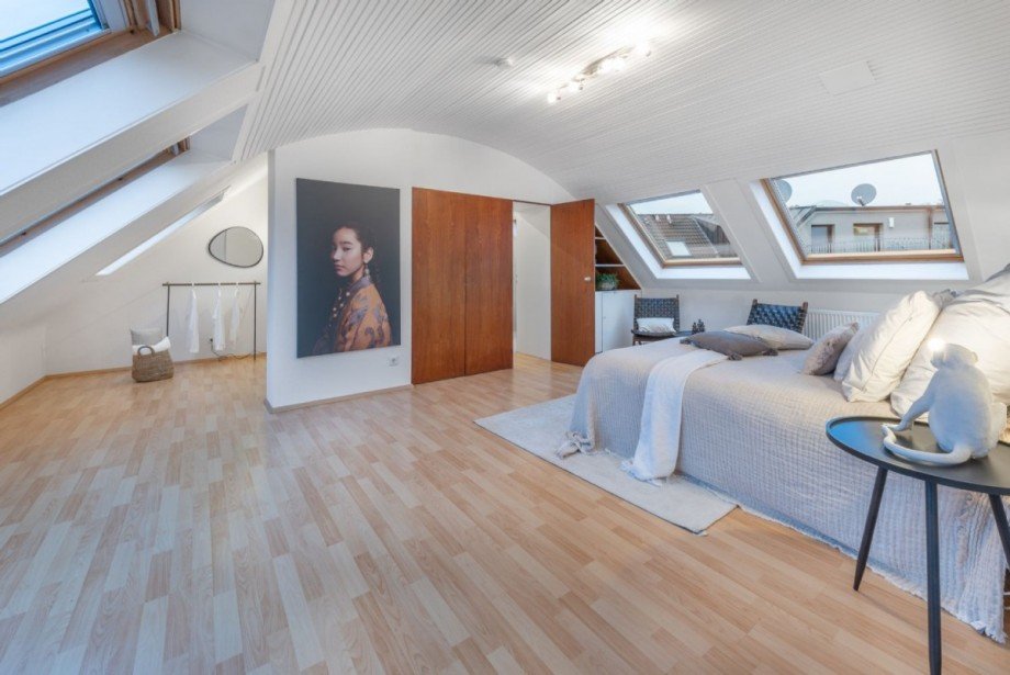 z.B. Schlafzimmer obere Ebene Etagenwohnung Düsseldorf