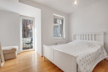 Schlafzimmer mit Balkon VERKAUFT: Schicke, modernisierte 2-Zimmer Wohnung im Denkmal, zentral und in Hochschuln�he