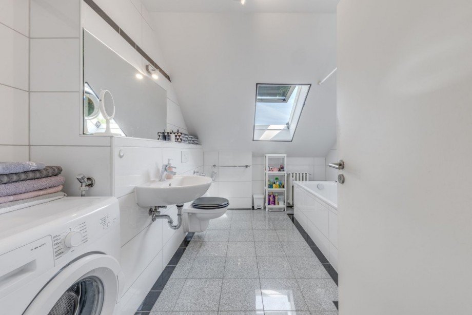 Bad Dachgeschoss-Wohnung Wohn- / Gesch�ftshaus Düsseldorf