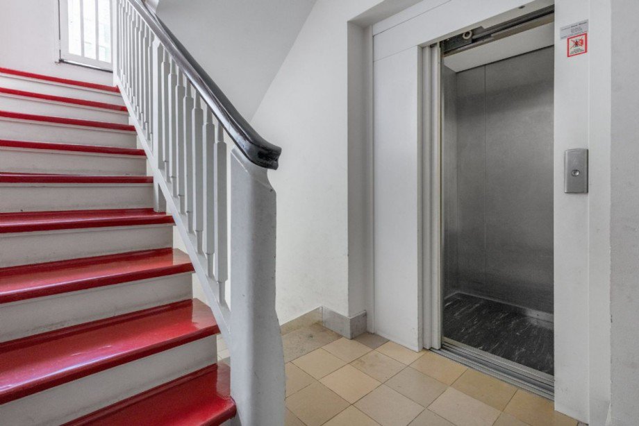 Hausflur mit Aufzug Maisonettewohnung Düsseldorf