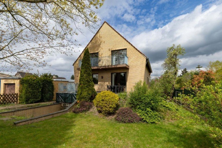 Dieses freistehende Wohnhaus auf einem ca. 550 m² großen Grundstück in der ruhigen und verkehrsgünst ...