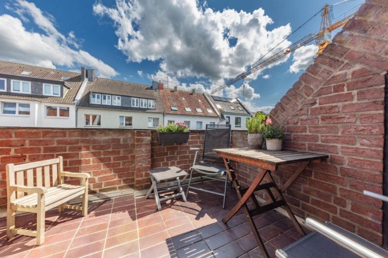 Balkon vorne Düsseldorf - Derendorf Dachgeschosswohnung VERKAUFT: 3-Raum Maisonette mit Balkon in Derendorf - Aufzug vorhanden