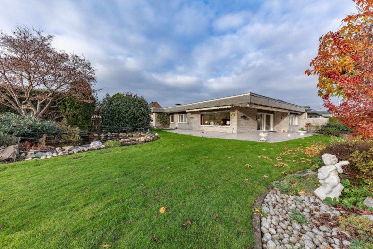 Geb�ude mit Garten Kaarst - Holzb�ttgen Bungalow VERKAUFT: Repr�sentatver Bungalow mit Einliegerwohnung (Mehrgenerationenwohnen) auf traumhaftem Grundst�ck