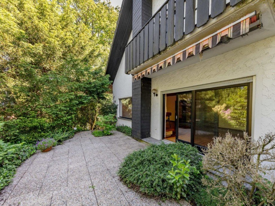Terrasse vor dem Wohnzimmer im EG Zweifamilienhaus Heiligenhaus