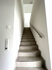 Treppe zum Obergeschoss VERMIETET: Neuwertiges, freistehendes Energieeffezienzhaus in Neuss - perfekt für die Familie